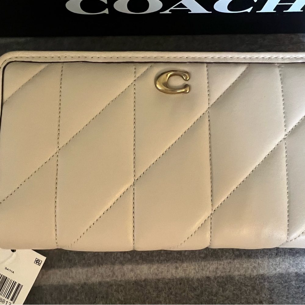 NEW Coach C8570 Quilted Wallet in Chalk - Picture 2 of 5